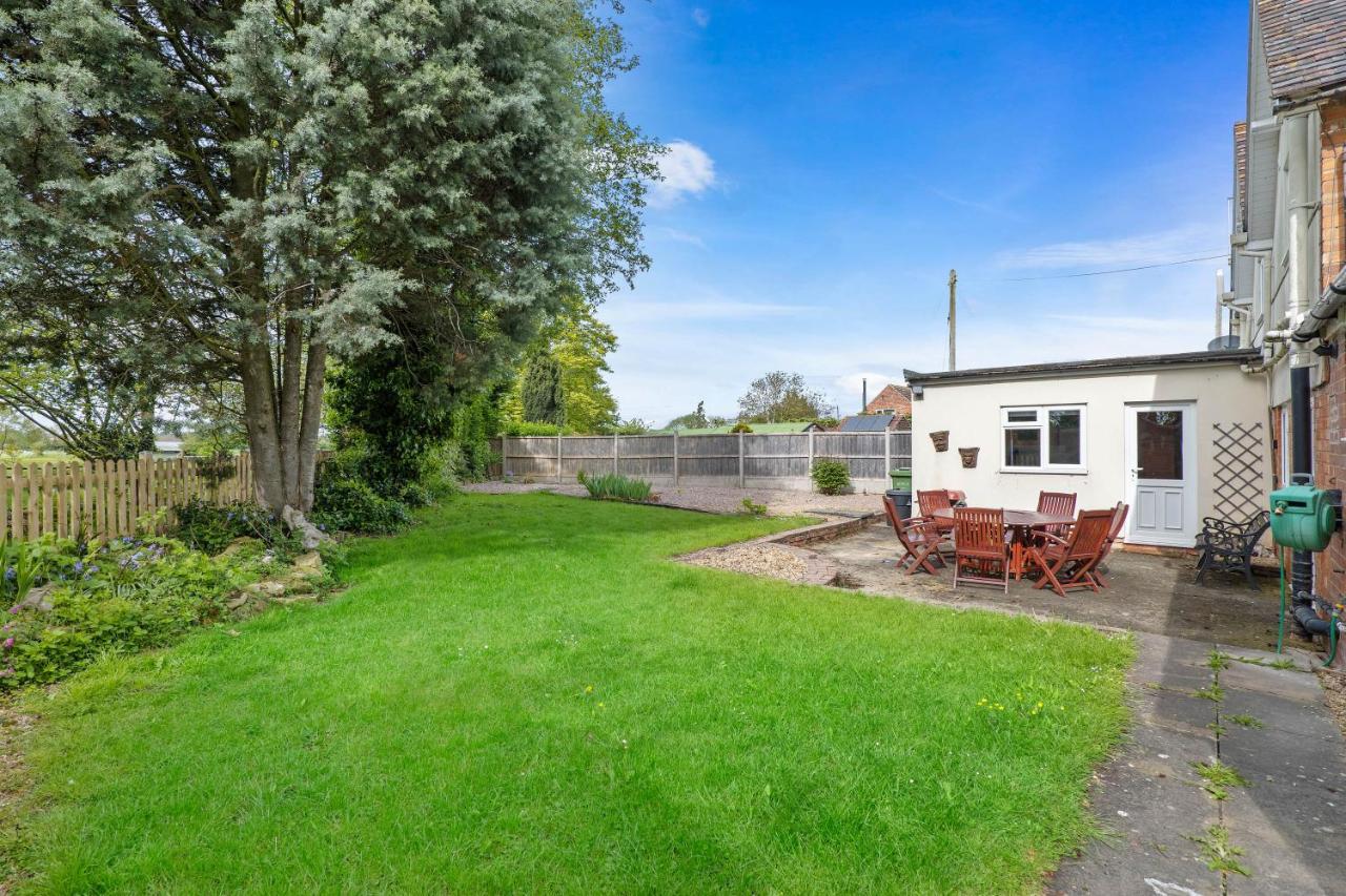 Wheelbarrow Cottage Bengeworth Exterior foto